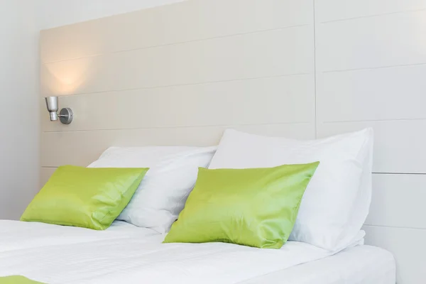 Apartamento del hotel con camas —  Fotos de Stock