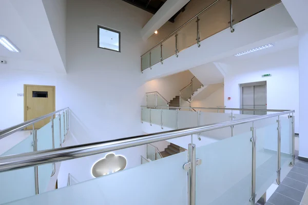 Modernes Treppenhaus in Bürogebäude lizenzfreie Stockfotos