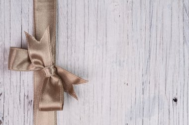 ahşap arka plan üzerinde yay