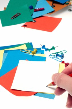 farklı renklerde kağıt notları