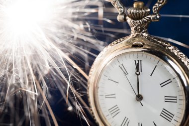 arka plan üzerinde yeni yıl saat