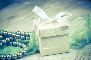 Hediye kutusu ve inciler