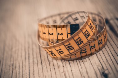 Bir tablo üzerinde dikiş sağlar