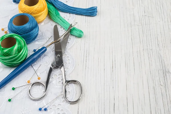 Barevné nitě a nástroje pro pletení — Stock fotografie