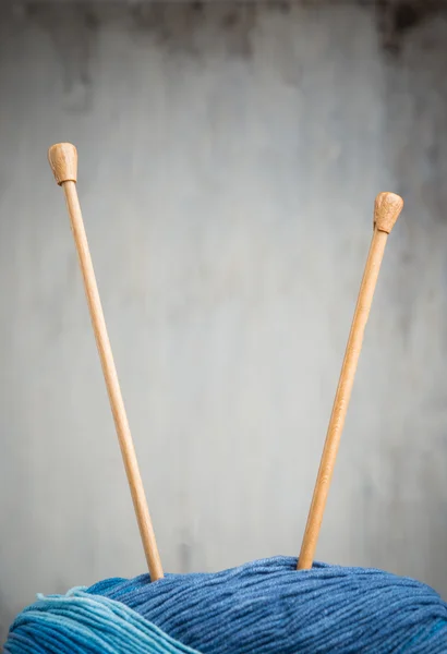 Knitting needles and yarn — Stock Photo, Image