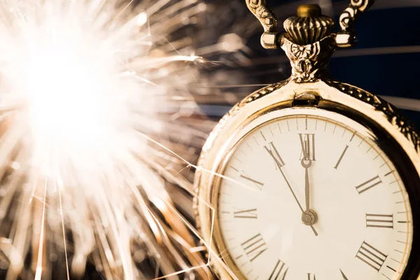 arka plan üzerinde yeni yıl saat