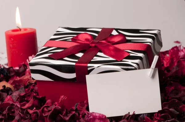 Caja de regalo con etiqueta de papel — Foto de Stock