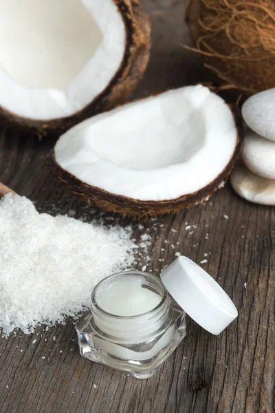 Coconuts and organic Natural facial cream — Stock Photo, Image