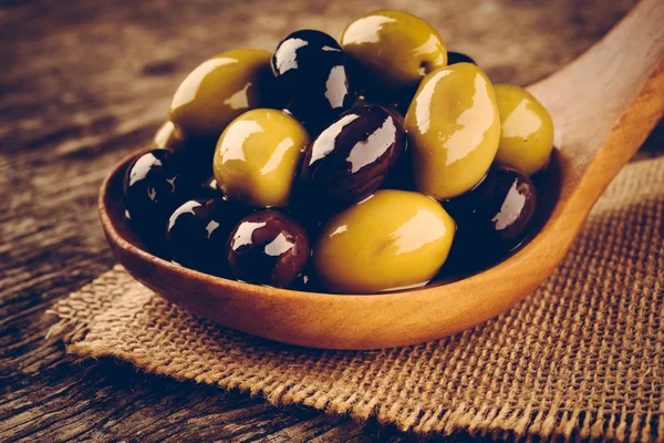 Oliven im Kochlöffel — Stockfoto