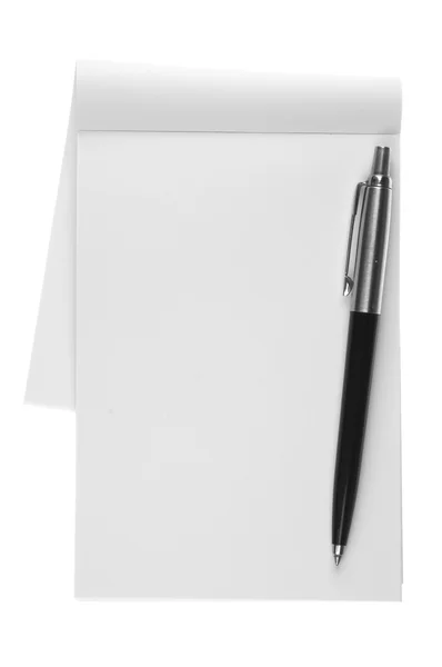 Libreta en blanco con pluma — Foto de Stock