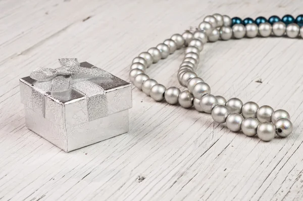 Caja de regalo de plata y perlas — Foto de Stock