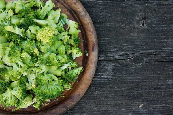 Broccoli su un piatto di legno — Foto Stock