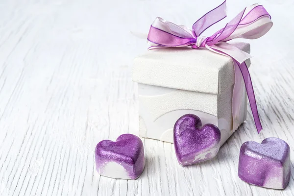 Gift box and heart — Stock Photo, Image