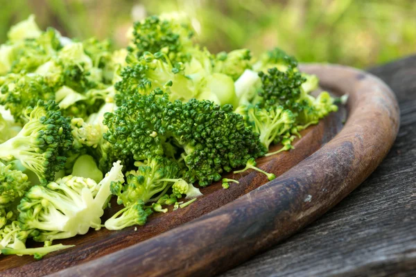 Broccoli su un piatto di legno — Foto Stock