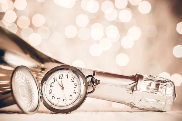 Reloj y botella de champán —  Fotos de Stock