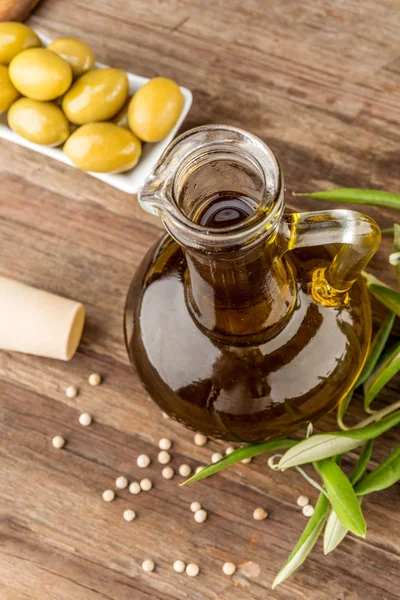 Aceitunas frescas y aceite de oliva — Foto de Stock