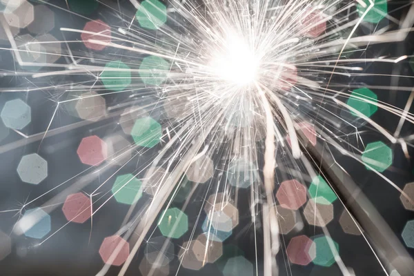 Sparkler em fundo desfocado — Fotografia de Stock