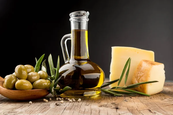 Aceite de oliva, aceitunas verdes y queso amarillo — Foto de Stock