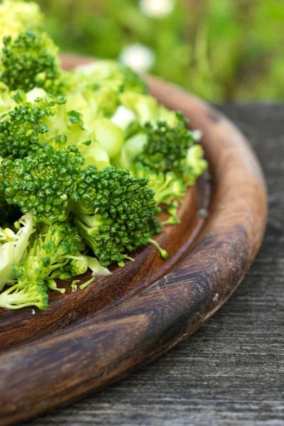 Brócoli en un plato de madera — Foto de Stock