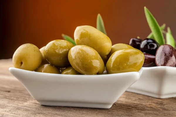 Gros plan sur les olives vertes — Photo