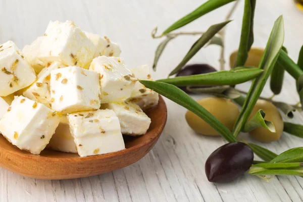 Doğranmış beyaz peynir ve zeytin — Stok fotoğraf