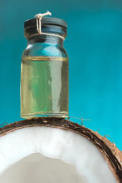 Kokosnoten olie en halve kokosnoot — Stockfoto