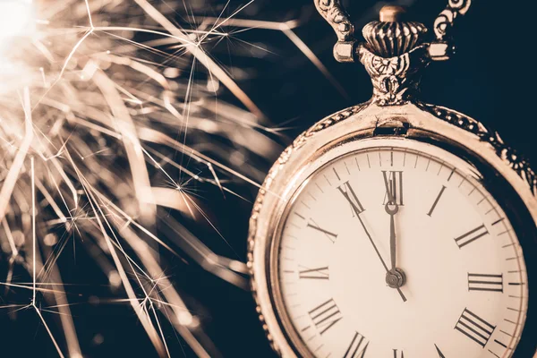 arka plan üzerinde yeni yıl saat