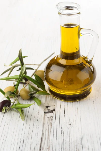 Olive oil and olives — Stock Photo, Image