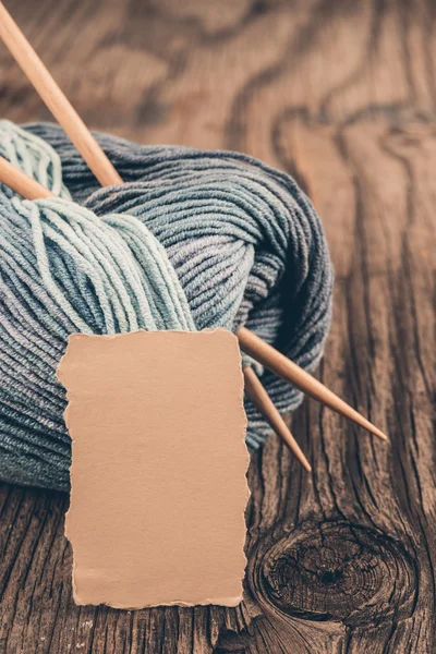 Пряжа для вязания и этикетки — стоковое фото