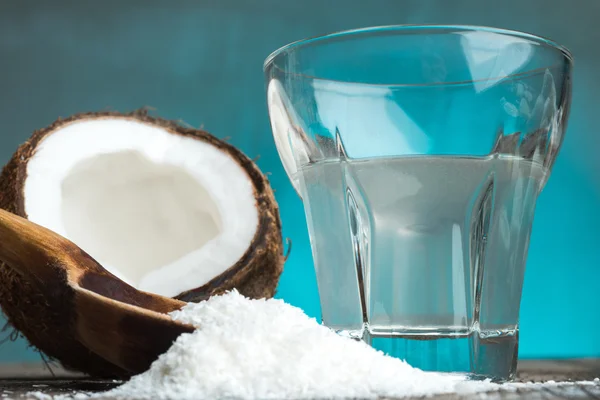 Olej kokosowy i szkła z mlekiem — Zdjęcie stockowe