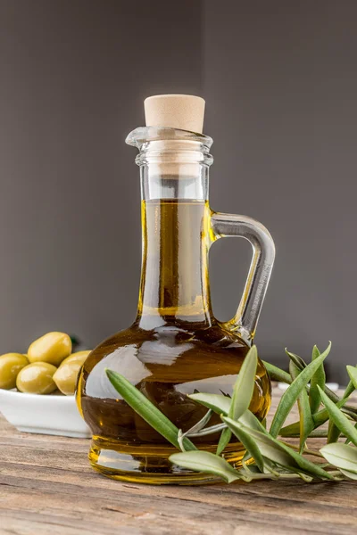 Aceitunas frescas y aceite de oliva — Foto de Stock