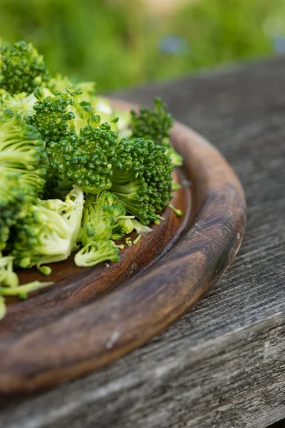 Brócoli en un plato de madera —  Fotos de Stock