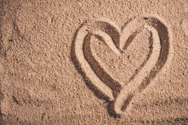 Znamení srdce na písku — Stock fotografie