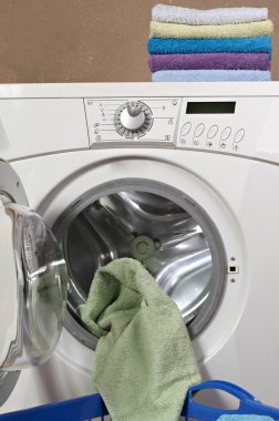 Çamaşır makinesi ve kıyafetler.