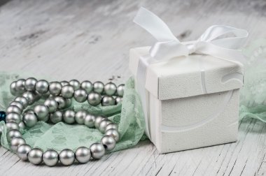 hediye kutusu ve inci