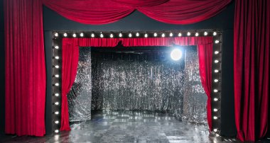 Kırmızı kadife sahne