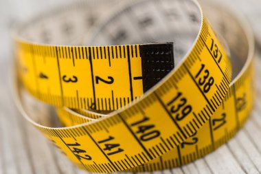 Bir tablo üzerinde dikiş sağlar