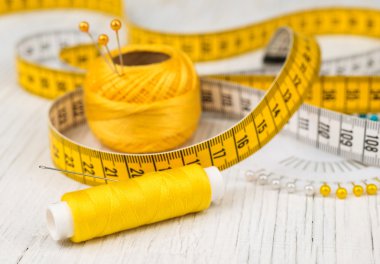 Bir tablo üzerinde dikiş sağlar