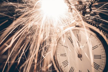 arka plan üzerinde yeni yıl saat