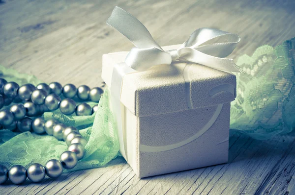 Confezione regalo e perle — Foto Stock