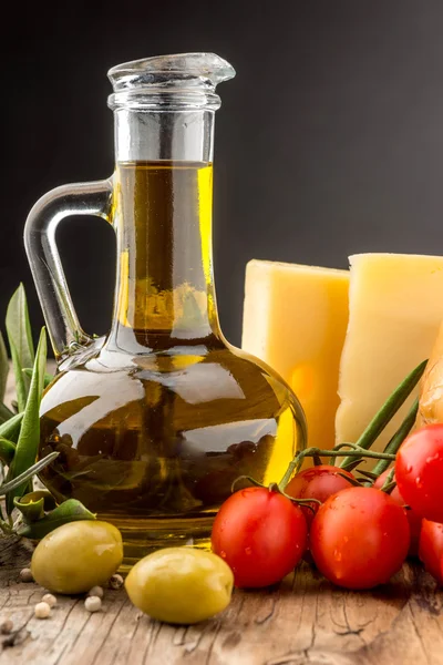 Öl, Oliven, Käse und Kirschtomaten — Stockfoto