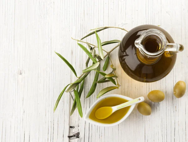 Olive oil and olives — Stock Photo, Image