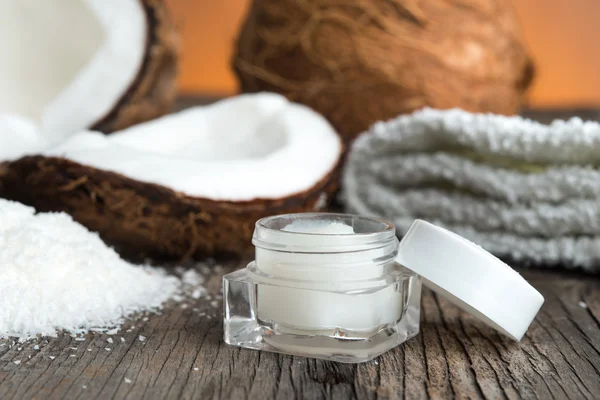 Coconuts and organic Natural facial cream — Stock Photo, Image