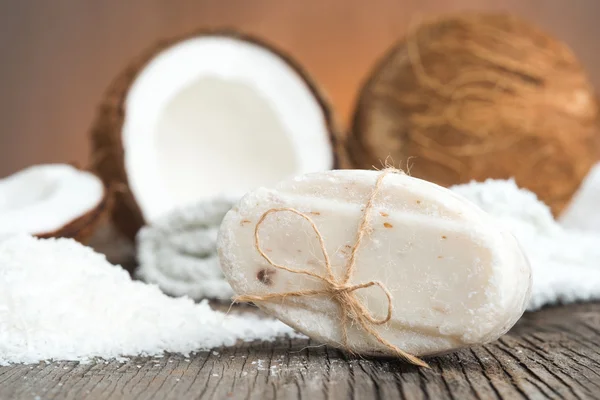 Natürliche Seife aus Kokosnuss — Stockfoto