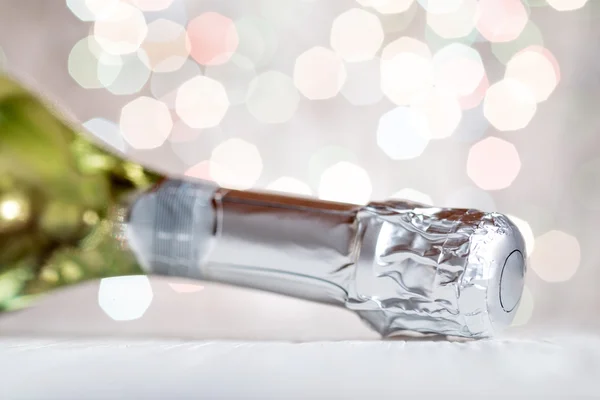 Flasche Champagner auf abstraktem Hintergrund — Stockfoto