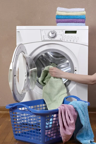 Mãos segurando roupas sujas — Fotografia de Stock