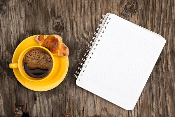 Coffee and roll with notebook — Stock Photo, Image