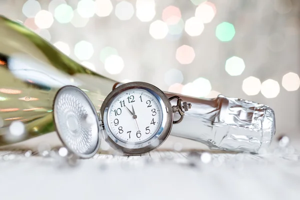 Reloj y botella de champán —  Fotos de Stock