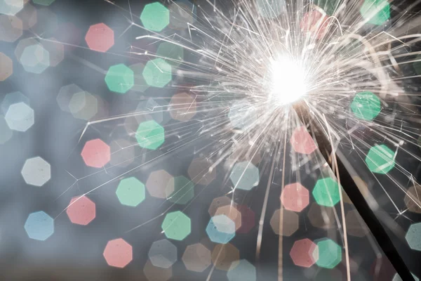 Sparkler em fundo desfocado — Fotografia de Stock