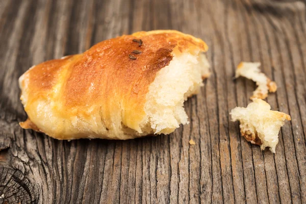 Ahşap arka planda kruvasan